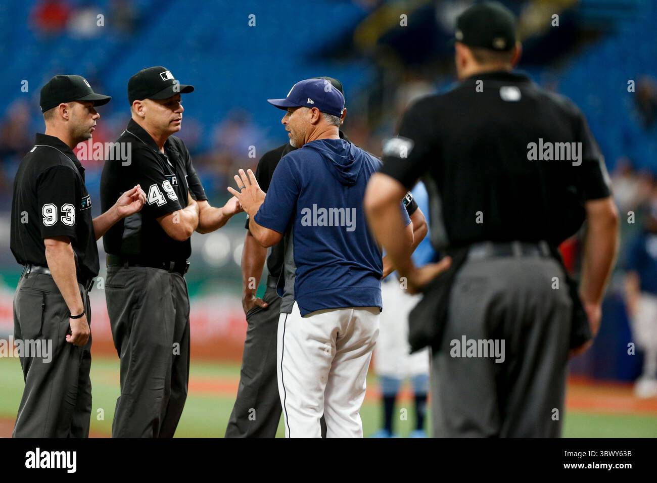 29 luglio 2021, St. Petersburg, Florida, USA: Umpire Will Little (93), Umpire Andy Fletcher (49) incontra il manager dei Tampa Bay Rays Kevin Cash (16) dopo che il secondo base Brandon Lowe (8) ha colpito un possibile home run che gli arbitri hanno chiamato un foul ball nel primo inning contro i New York Yankees al Tropicana Field di St. Petersburg giovedì 29 luglio 2021. (Immagine di credito: © Ivy Ceballo/Tampa Bay Times via ZUMA Press Wire) Foto Stock