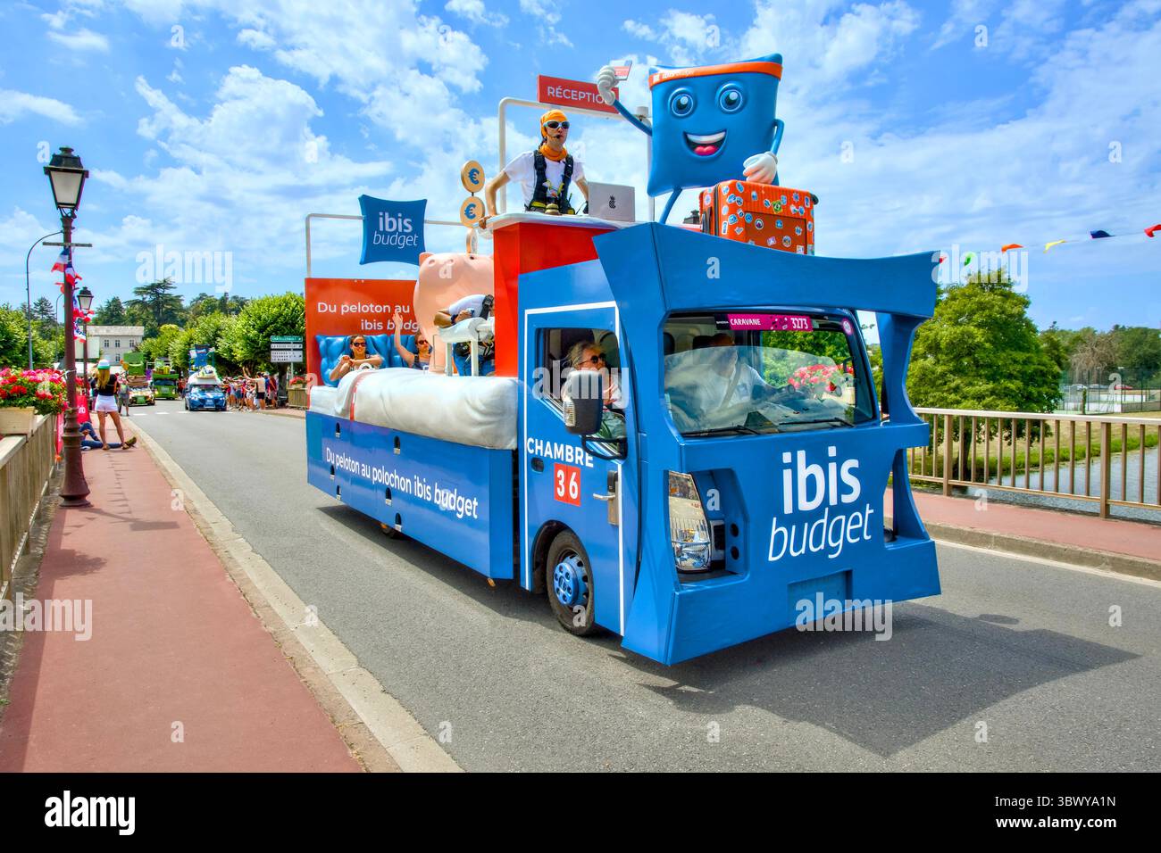 Veicolo pubblicitario del gruppo alberghiero "IBIS" budget - parte di la Caravane dell'evento Tour de France 2025, Stage 9 da Chinon a Chateauroux. Foto Stock