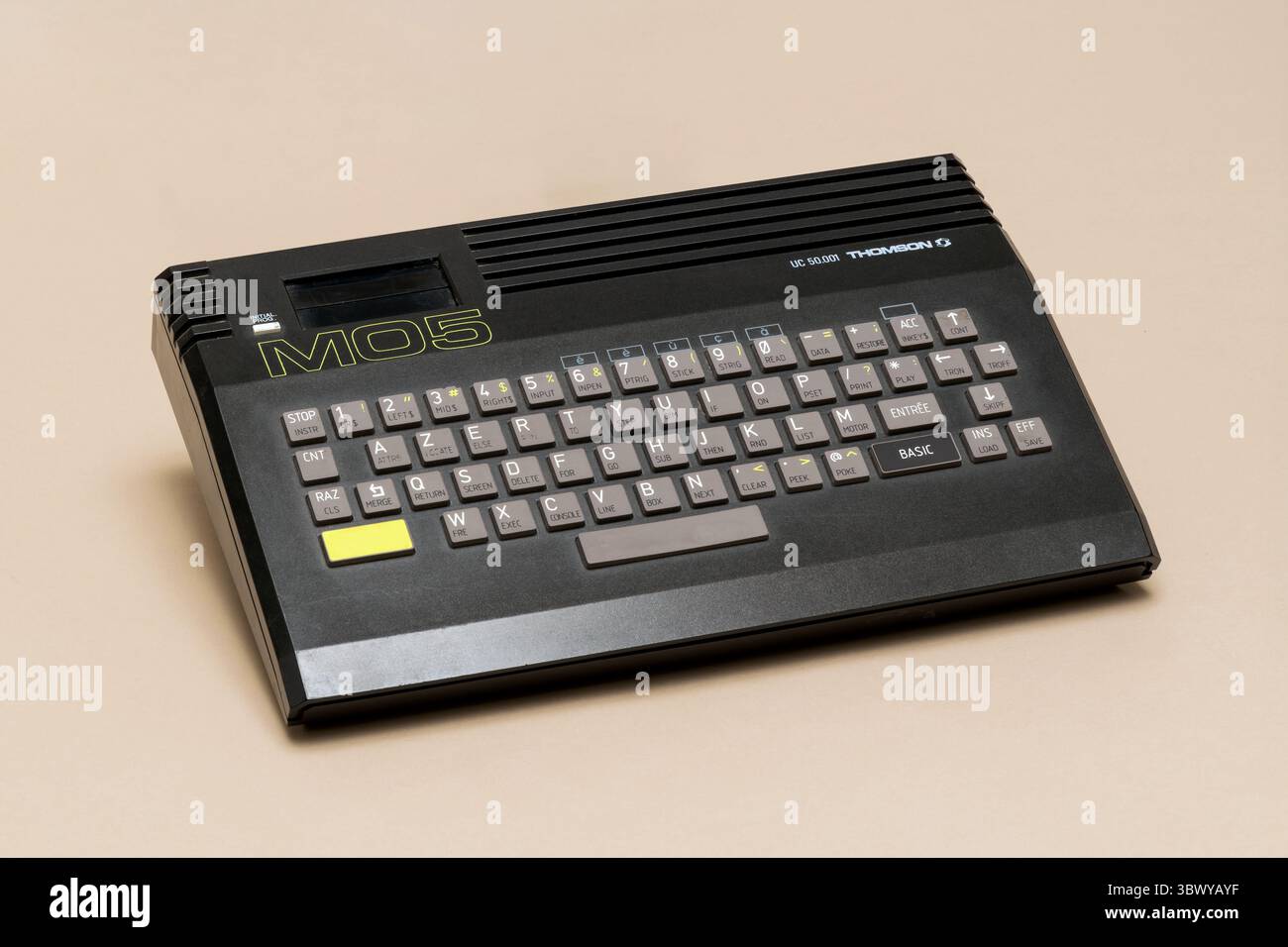 Pavia, Lombardia, Italia - 8 dicembre 2024: Thomson MO5 Home computer dal 1984 al Museo Ctrl+Alt. Home computer francese basato su CPU Motorola 6809E, Foto Stock