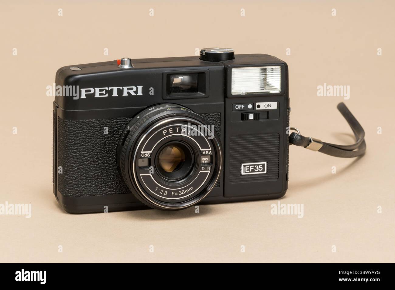 Pavia, Lombardia, Italia - 27 dicembre 2024: Petri EF35 35mm camera del 1954 al Ctrl+Alt Museum. Da un produttore di fotocamere giapponese, aveva una V di plastica Foto Stock