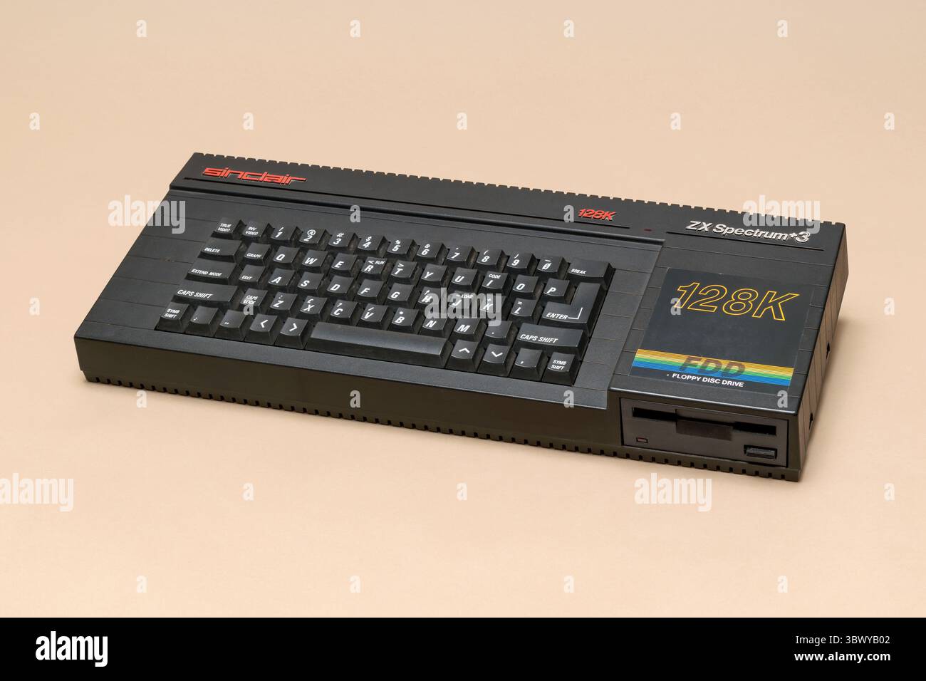 Pavia, Lombardia, Italia - 8 dicembre 2024: Sinclair ZX Spectrum + 3 unità floppy disk 128k del 1983 al Ctrl+Alt Museum. Lanciato nel 1987 a un prezzo di Foto Stock