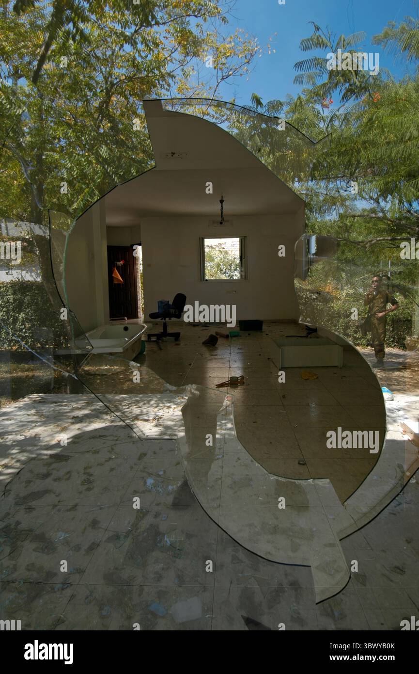 Una casa abbandonata di una famiglia di coloni ebrei in quello che era l'insediamento ebraico di neve Dekalim nella Striscia di Gaza il 21 agosto 2005. Circa 1700 case di coloni evacuate furono demolite nella Striscia di Gaza prima che le forze militari israeliane fossero fuori dall'area a metà settembre 2005, completando un ritiro dal territorio dopo 38 anni di occupazione Foto Stock