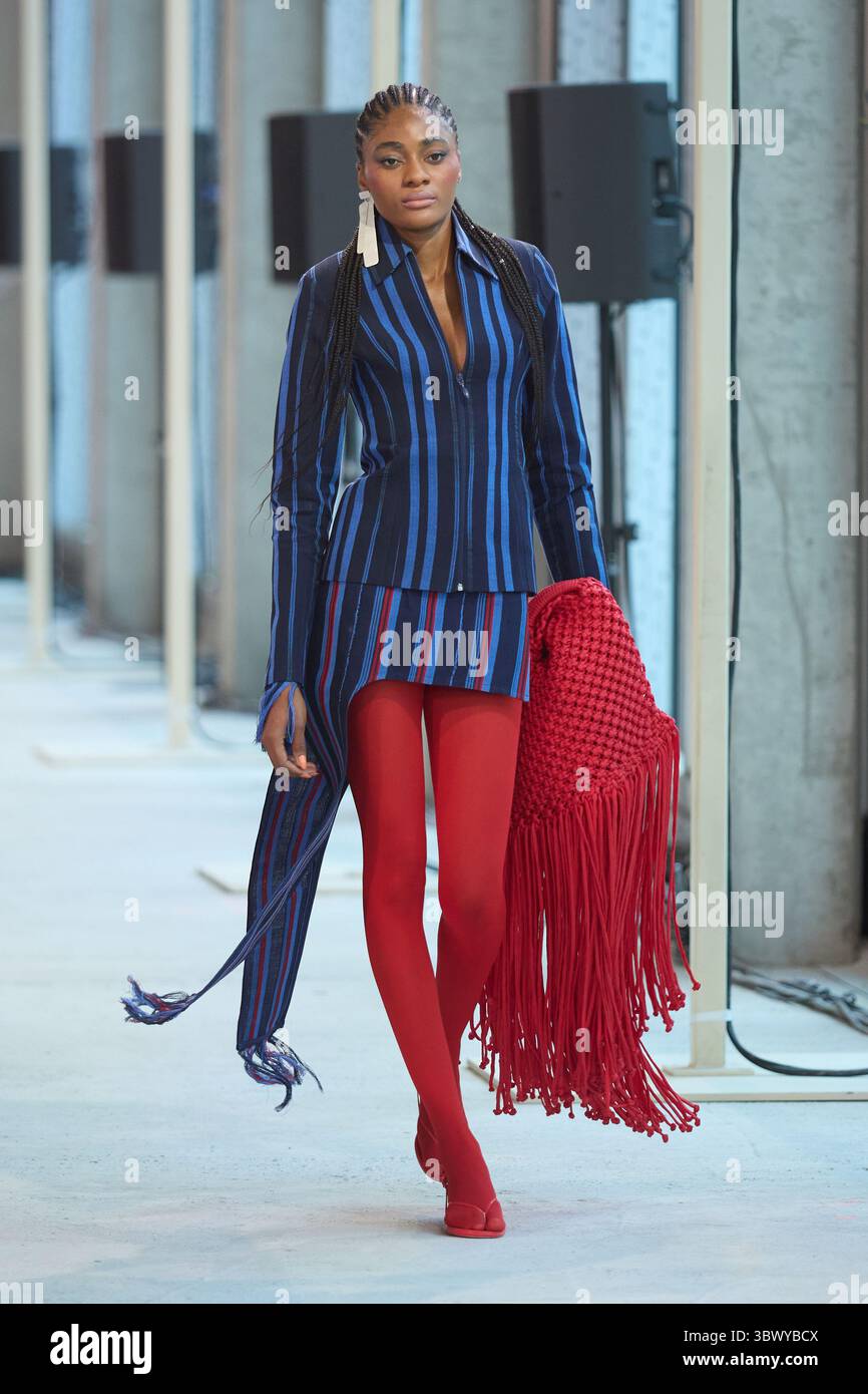 Berlino, Germania. 5 luglio 2025. Un modello presenta un look sorprendente sulla passerella durante la sfilata Orange Culture SS26 alla Berlin Fashion Week. Foto Stock