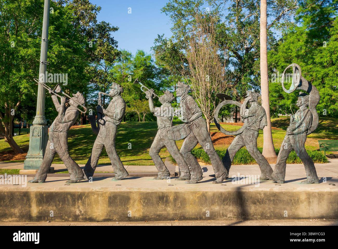 Scultura in ottone della banda di marcia, statua dei musicisti jazz nel Louis Armstrong Park a Treme, New Orleans, Louisiana Foto Stock