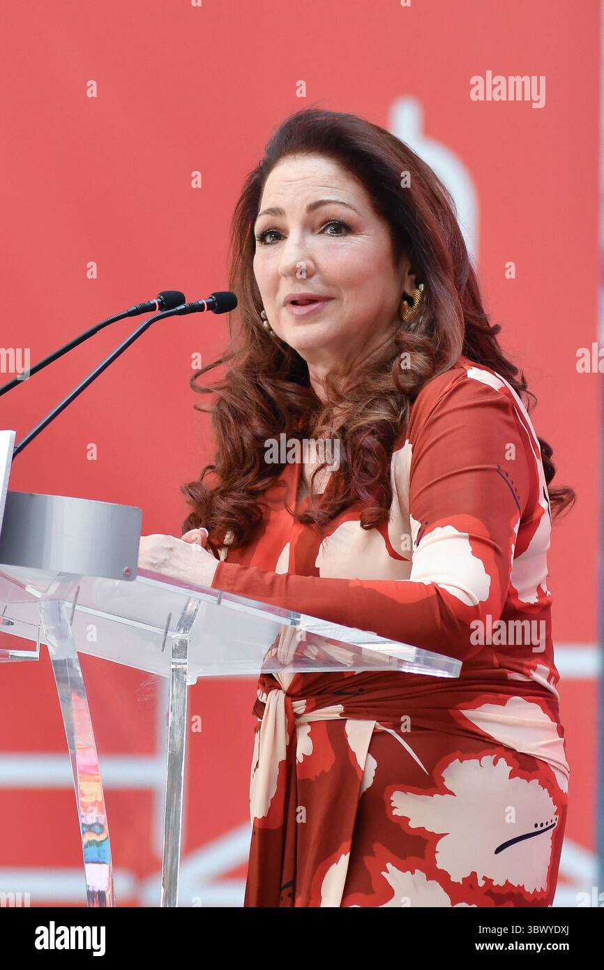 Madrid, Spagna. 17 luglio 2025. La cantante Gloria Estefan partecipa alla presentazione del programma Hispanidad 2025 presso la Real Casa de Correos. Credito: SOPA Images Limited/Alamy Live News Foto Stock