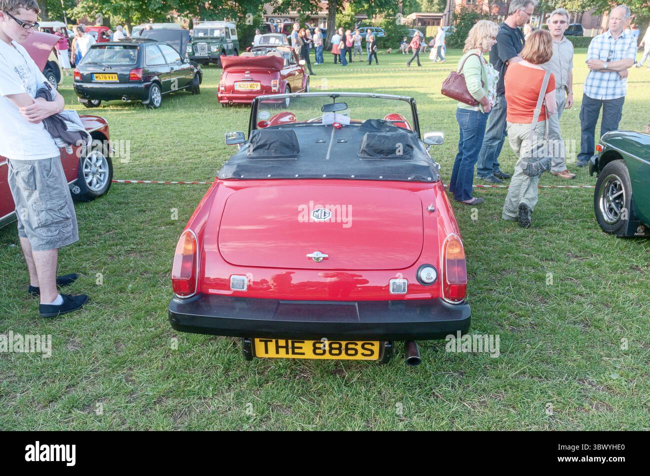 Un'auto d'epoca rossa con paraurti in gomma MG Midget 1500 in occasione di una mostra di veicoli classici nello Yorkshire, Inghilterra Foto Stock