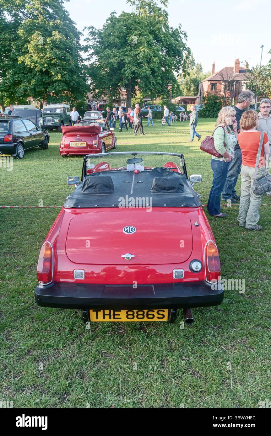 Un'auto d'epoca rossa con paraurti in gomma MG Midget 1500 in occasione di una mostra di veicoli classici nello Yorkshire, Inghilterra Foto Stock