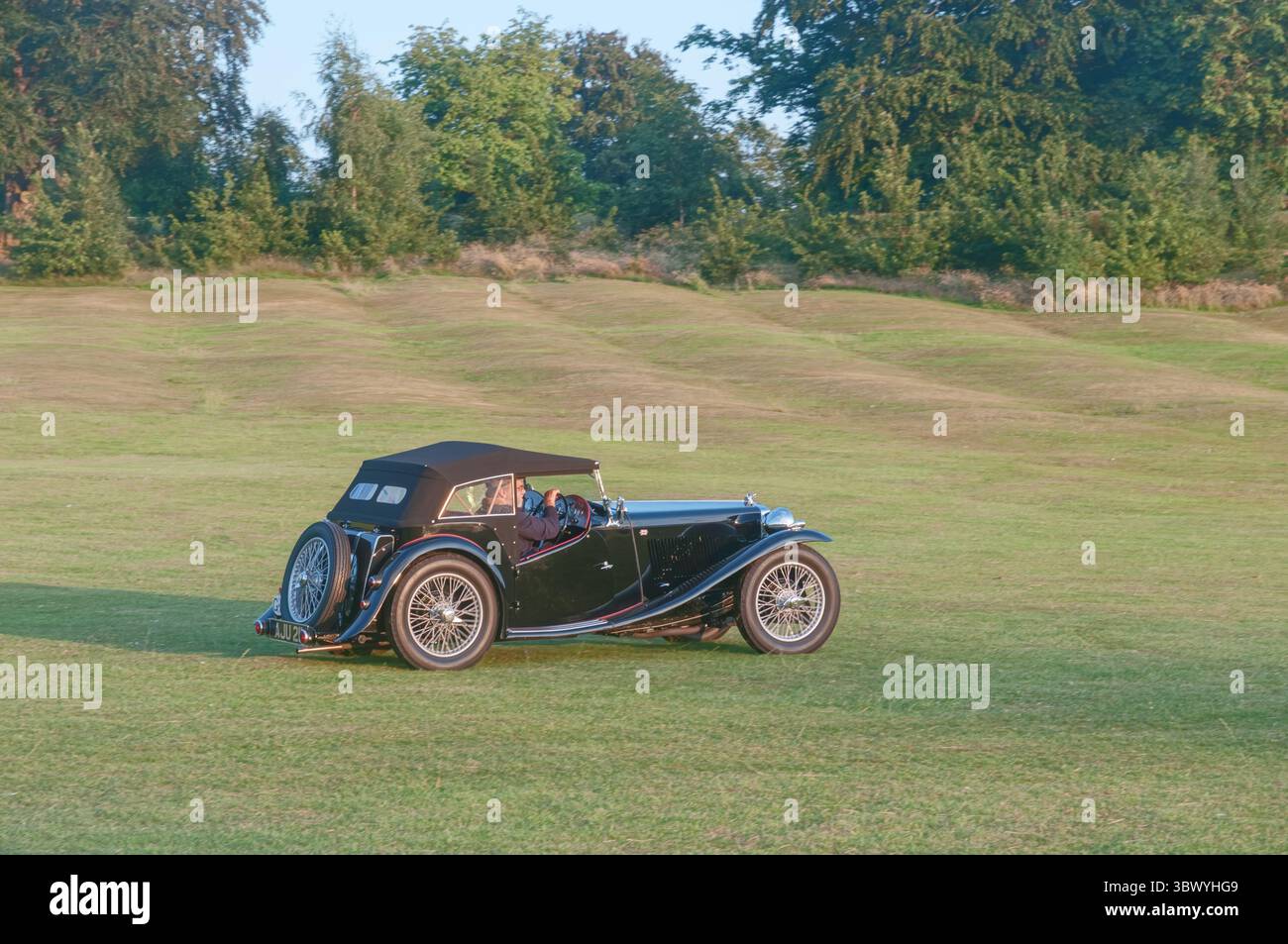 Un'auto nera tipo MG T del 1937 in occasione di una mostra di veicoli classici nello Yorkshire, Inghilterra Foto Stock