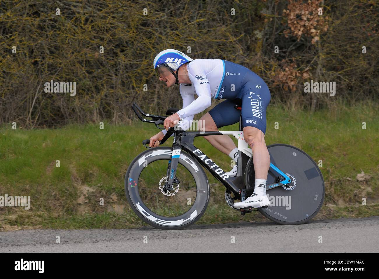 9 marzo 2021, Gien, Francia: Andre Greipel (team Israel Start-up Nation) in azione durante la terza tappa di Parisâ€“bella gara ciclistica..la terza tappa è una cronometro individuale di 14,4 chilometri intorno alla città di Gien (Borgogna). Il vincitore della tappa è lo svizzero Stefan Biffegger del team EF Education - Nippo. (Immagine di credito: © immagini Laurent Coust/SOPA tramite ZUMA Press Wire) Foto Stock