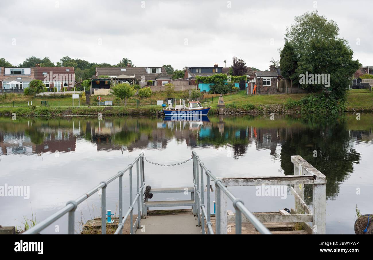 Il soldato traghetto visto dal lato nord del canale delle navi di Manchester vicino a Latchford, Warrington, Regno Unito. Fatto il 17 luglio 2025. Foto Stock