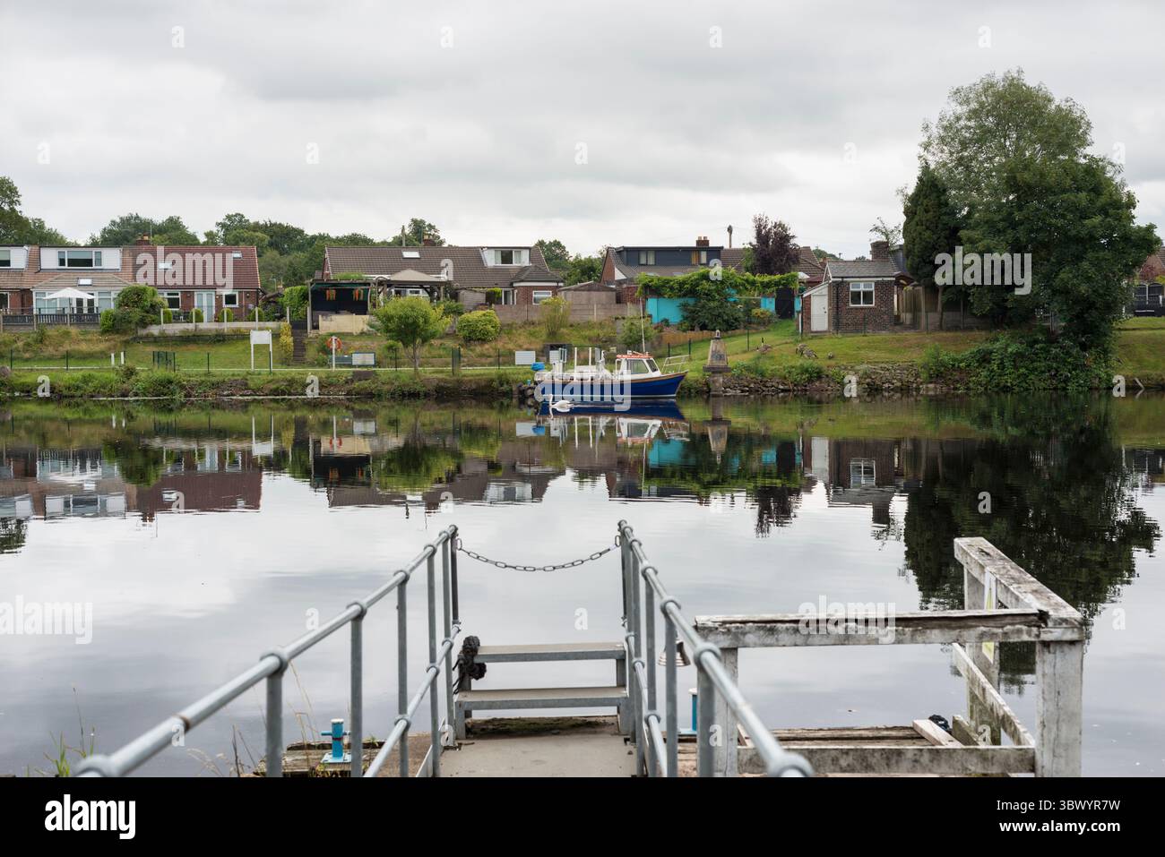 Il soldato traghetto visto dal lato nord del canale delle navi di Manchester vicino a Latchford, Warrington, Regno Unito. Fatto il 17 luglio 2025. Foto Stock