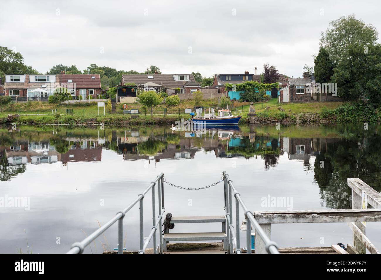 Il soldato traghetto visto dal lato nord del canale delle navi di Manchester vicino a Latchford, Warrington, Regno Unito. Fatto il 17 luglio 2025. Foto Stock