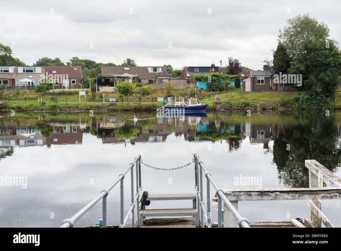 Il soldato traghetto visto dal lato nord del canale delle navi di Manchester vicino a Latchford, Warrington, Regno Unito. Fatto il 17 luglio 2025. Foto Stock