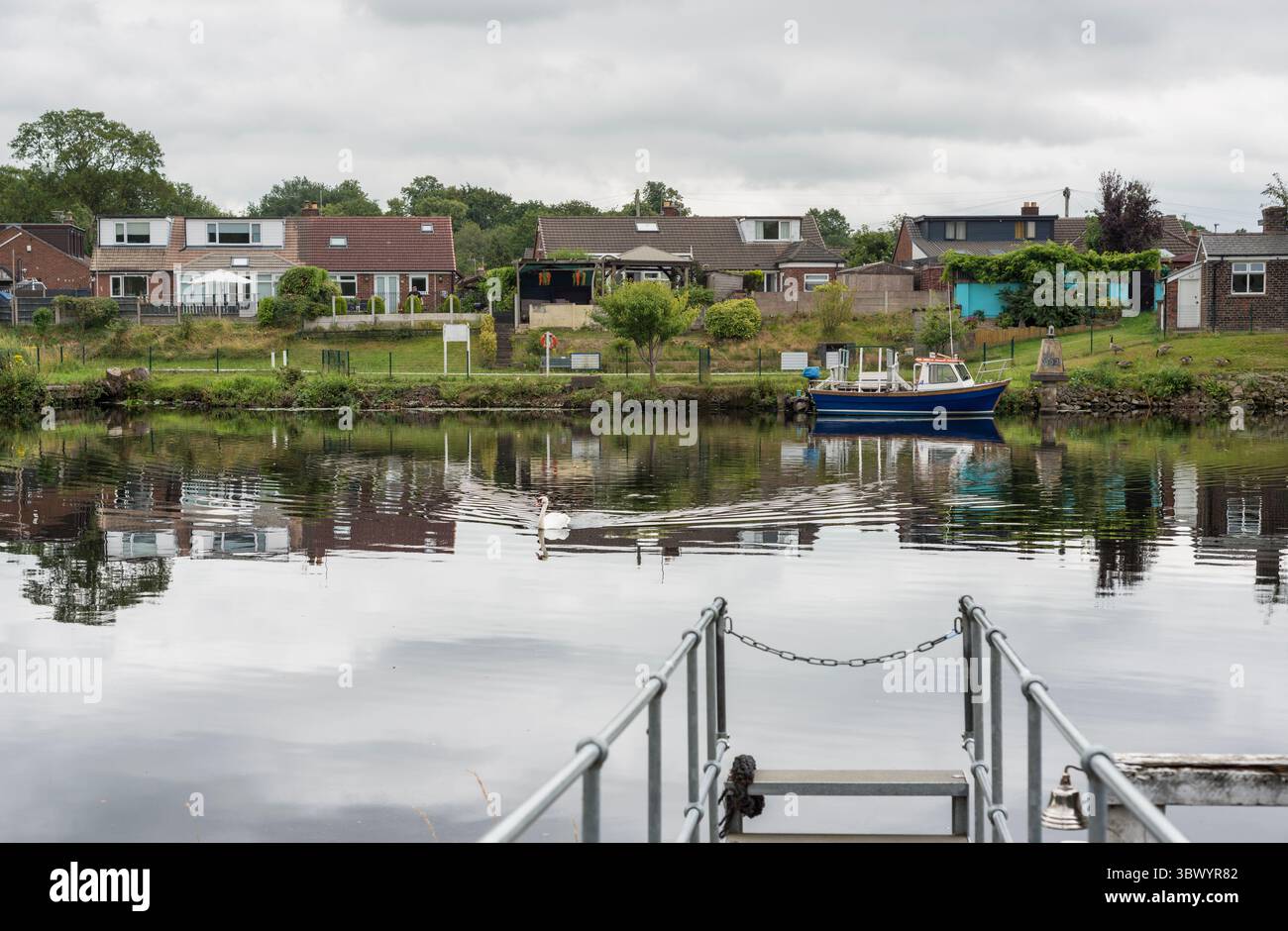 Il soldato traghetto visto dal lato nord del canale delle navi di Manchester vicino a Latchford, Warrington, Regno Unito. Fatto il 17 luglio 2025. Foto Stock