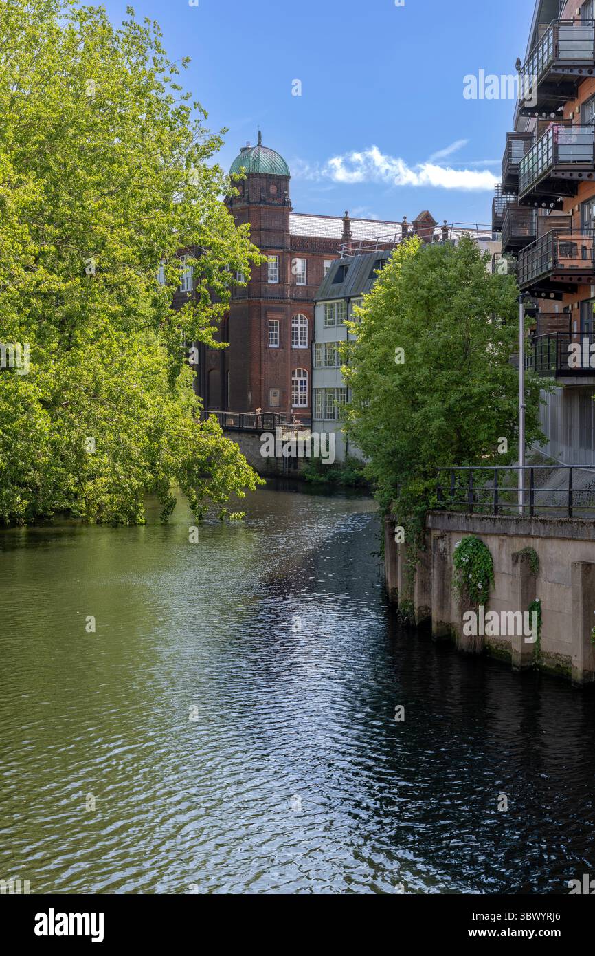 La città di Norwich fu fondata sul fiume Wensum. In lontananza si trova l'edificio di St Georges - Norwich Univeristy of Arts Foto Stock