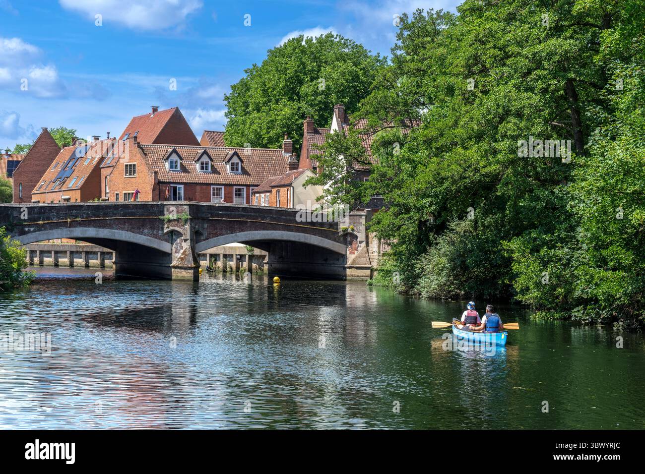 La città di Norwich fu fondata sul fiume Wensum. Il tortuoso fiume è un sito biologico di particolare interesse scientifico e area di conservazione. Foto Stock