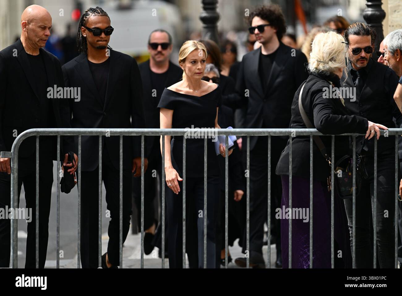 Parigi, Francia. 17 luglio 2025. La moglie di Thierry Ardisson, Audrey Crespo-Mara. Funerale per l'ospite televisivo e pubblicista Thierry Ardisson, 17 luglio 2025, Parigi. - 17/07/2025 - Francia/Ile-de-France (regione)/Parigi - Julien Mattia/le Pictorium credito: LE PICTORIUM/Alamy Live News Foto Stock