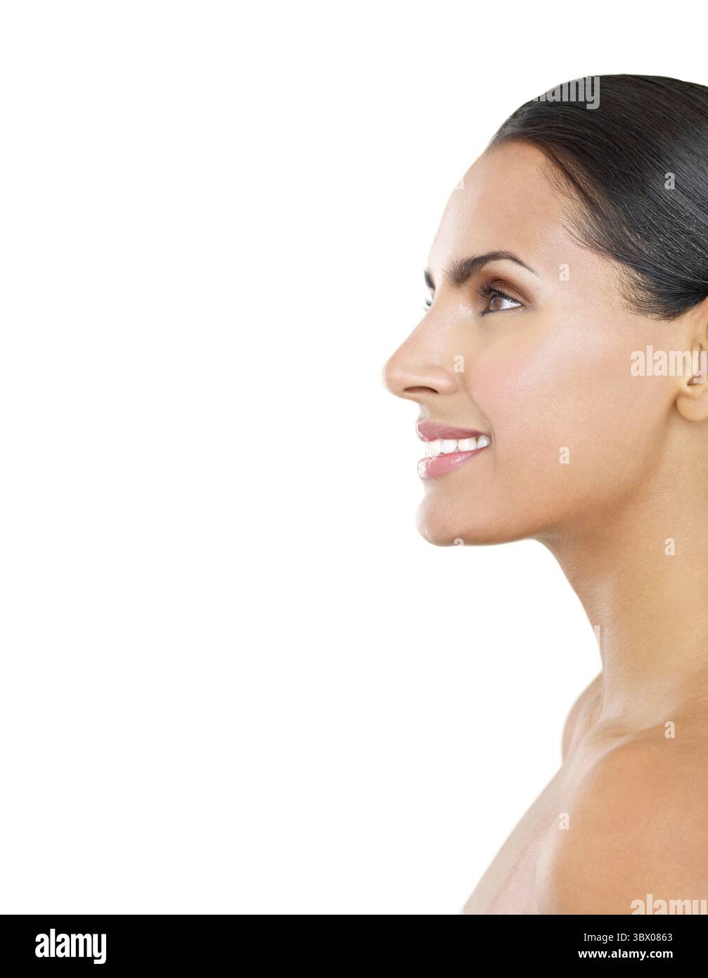 Questo elegante ritratto di bellezza cattura un profilo laterale di una donna indiana sorridente con una pelle radiosa, caratteristiche impeccabili e un'espressione sicura. Foto Stock