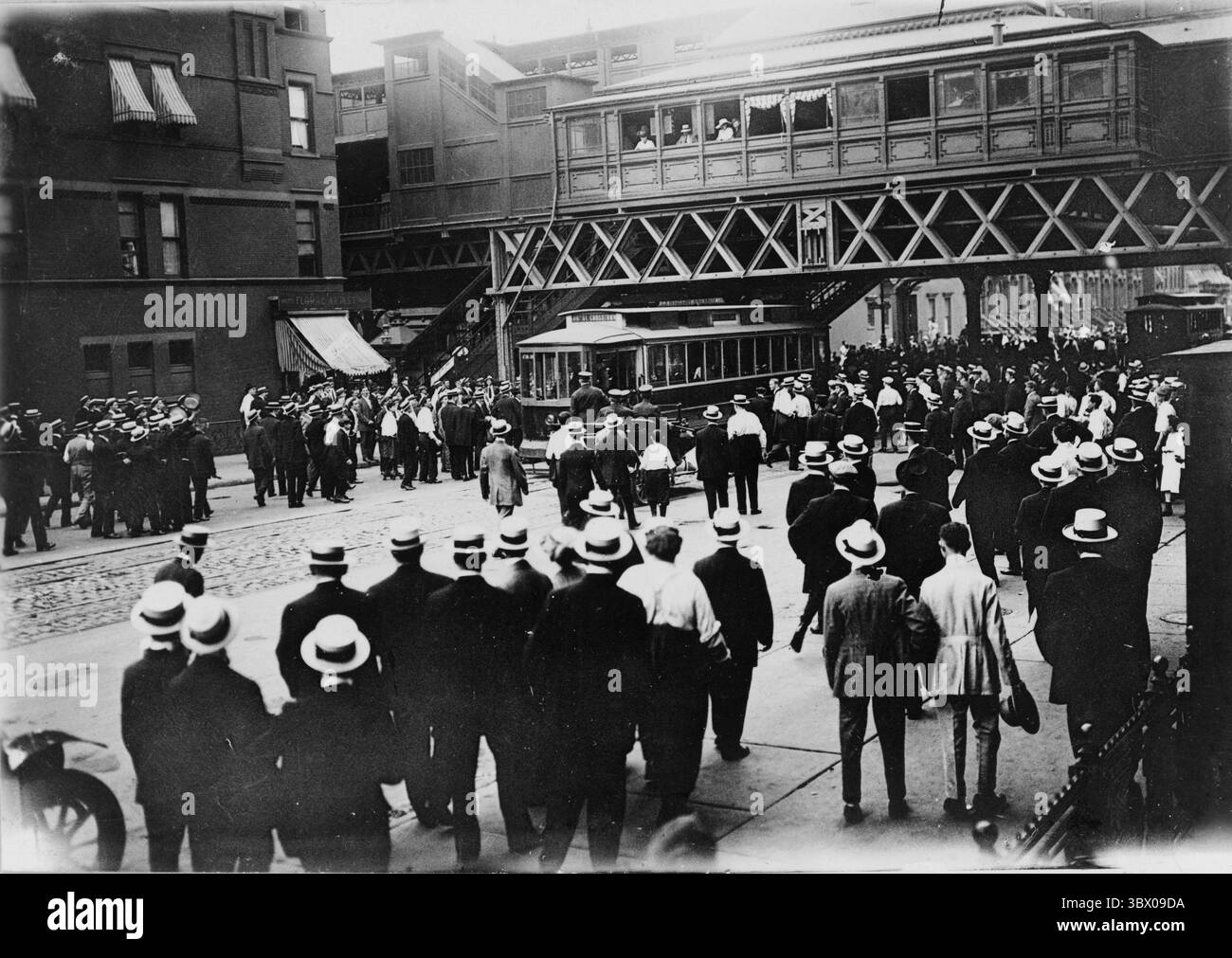 Scioperi - ferrovie stradali--New York--fermò l'auto sulla 86th St. E 6th Ave. 1916. Archiviare la fotografia del movimento laburista americano Foto Stock