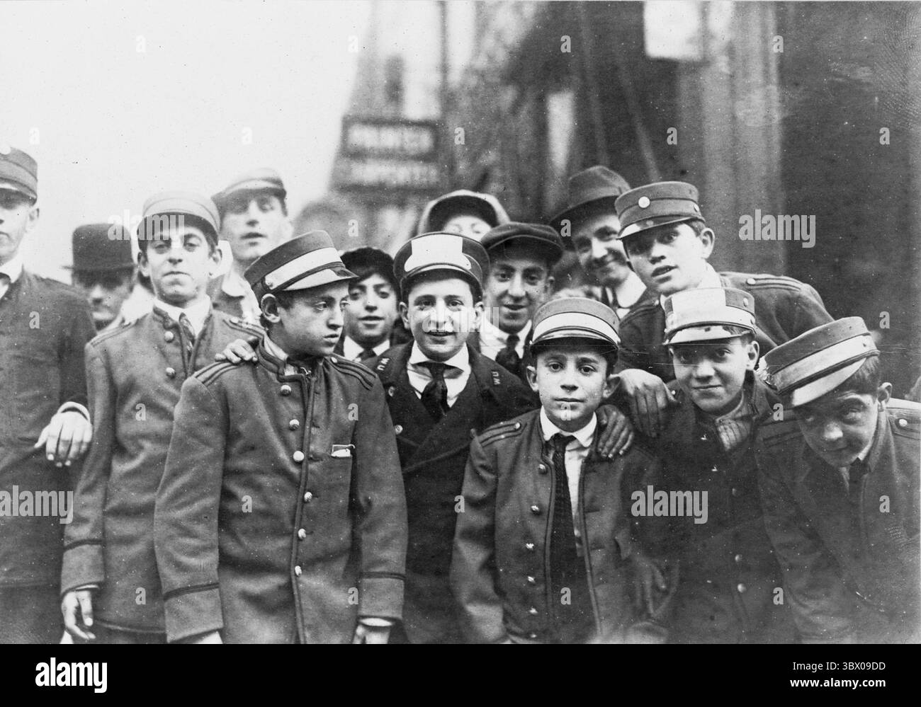 Strikes - Messenger Boys, N.Y.--at 6th Ave. & 32nd St. Novembre 1916]. Archiviare la fotografia del movimento laburista americano Foto Stock