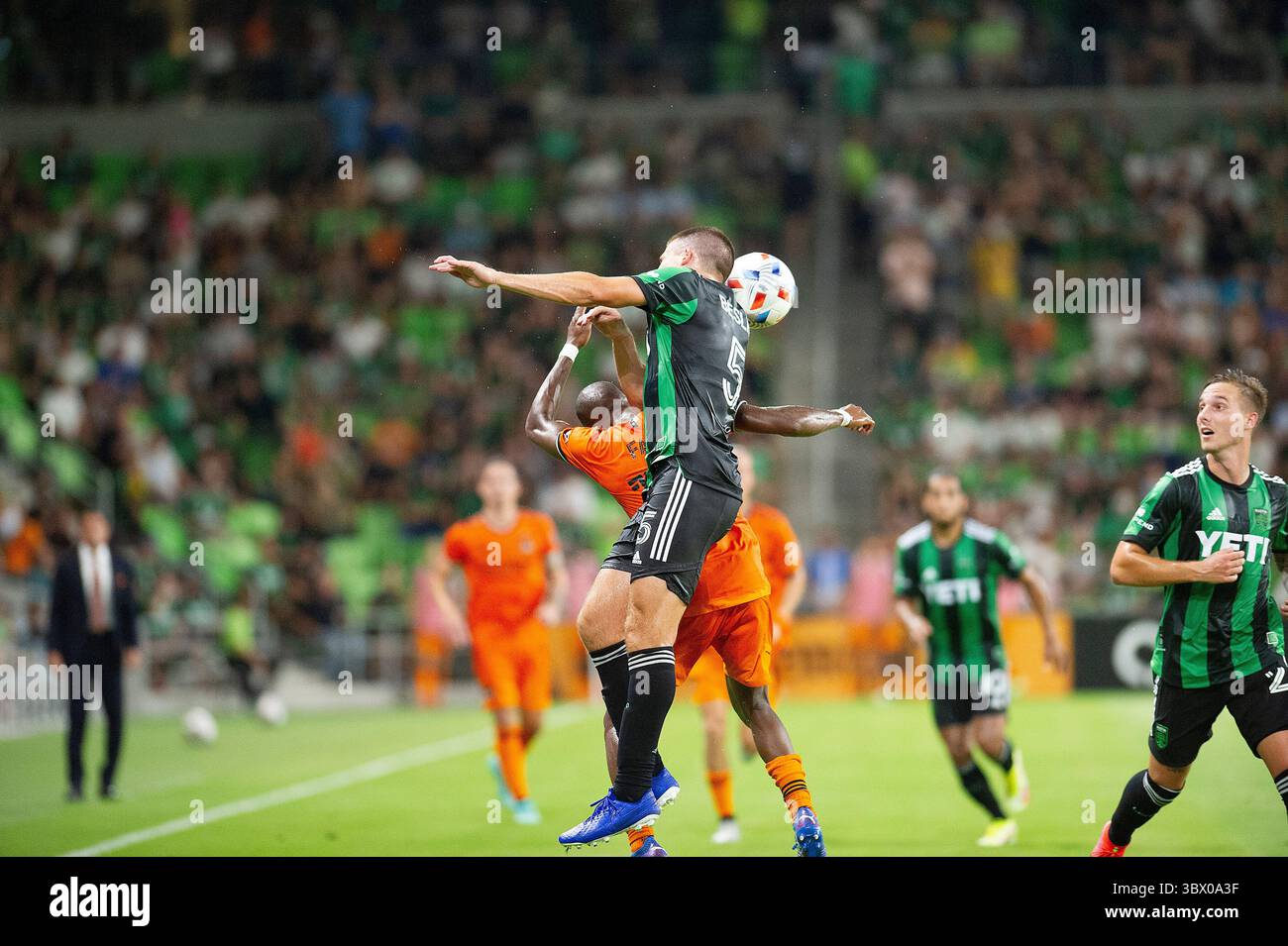 4 agosto 2021: Austin FC Matt Besler Defender (05) in azione durante il match MLS contro gli Houston Dynamo al Q2 Stadium. Austin, Texas. Mario Cantu/CSM(immagine di credito: &Copy; Mario Cantu/CSM tramite filo ZUMA) Foto Stock