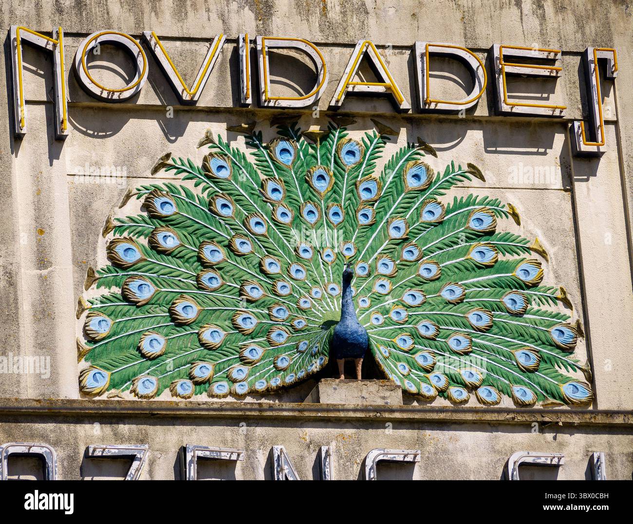 Dettaglio della facciata in stile art deco dei grandi magazzini Armazéns Cunhas, con un motivo pavone dipinto, Prac de Gomes Teixeira, Porto, Portogallo Foto Stock