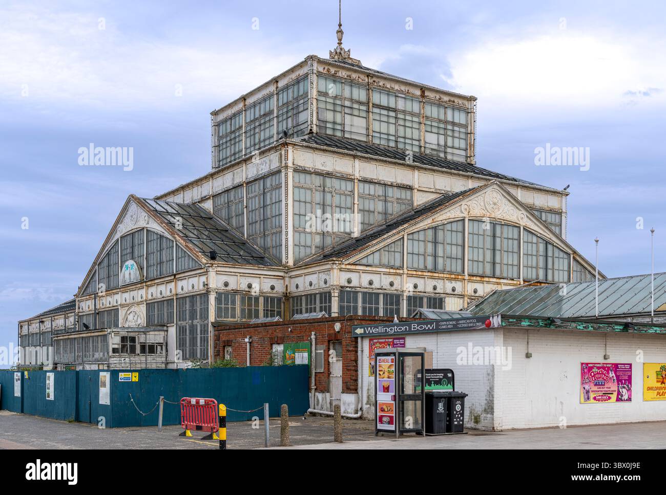 I giardini invernali Great Yarmouth sono stati aperti nel 1906. Anche se elencato è fatiscente e sintomatico dei problemi con le città costiere del Regno Unito. Foto Stock