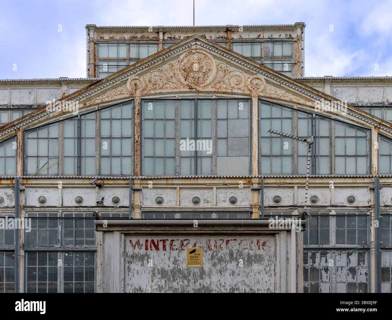 I giardini invernali Great Yarmouth sono stati aperti nel 1906. Anche se elencato è fatiscente e sintomatico dei problemi con le città costiere del Regno Unito. Foto Stock