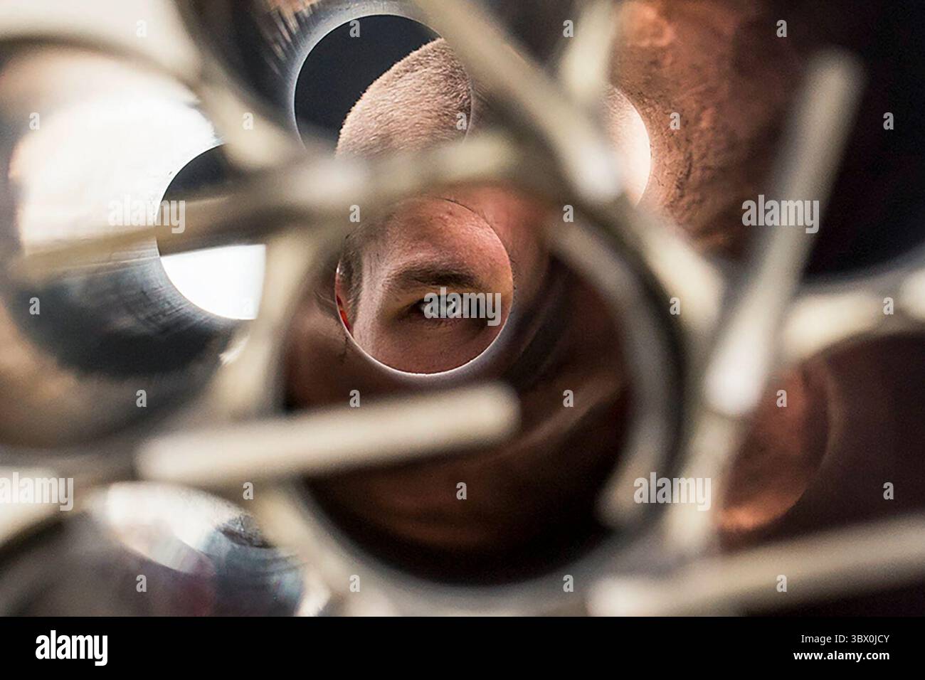 28 luglio 2021 - Twentynine Palms, California, USA - Un Marine statunitense con Marine Light Attack Helicopter Squadron (HMLA) 773 effettua controlli pre-volo su un elicottero UH-1Y Venom durante l'Integrated Training Exercise (ITX) 4-21 presso il Marine Corps Air Ground Combat Center Twentynine Palms, California il 28 luglio 2021. L'HMLA-773 supporta la Marine Air Ground Task Force 25 come parte dell'Aviation Combat Element durante l'ITX, fornendo supporto aereo ravvicinato e supporto aereo profondo all'elemento di combattimento terrestre. (Foto del corpo dei Marines degli Stati Uniti di Lance Cpl. David Intriago) (immagine di credito: © U.S. Marines/ZUMA Press Wire Ser Foto Stock