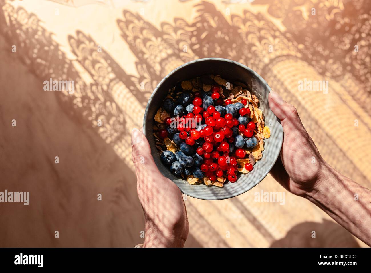 Sana colazione muesli con frutta. Colazione sana con molta frutta e cereali interi. Yogurt con muesli e frutti di bosco Foto Stock