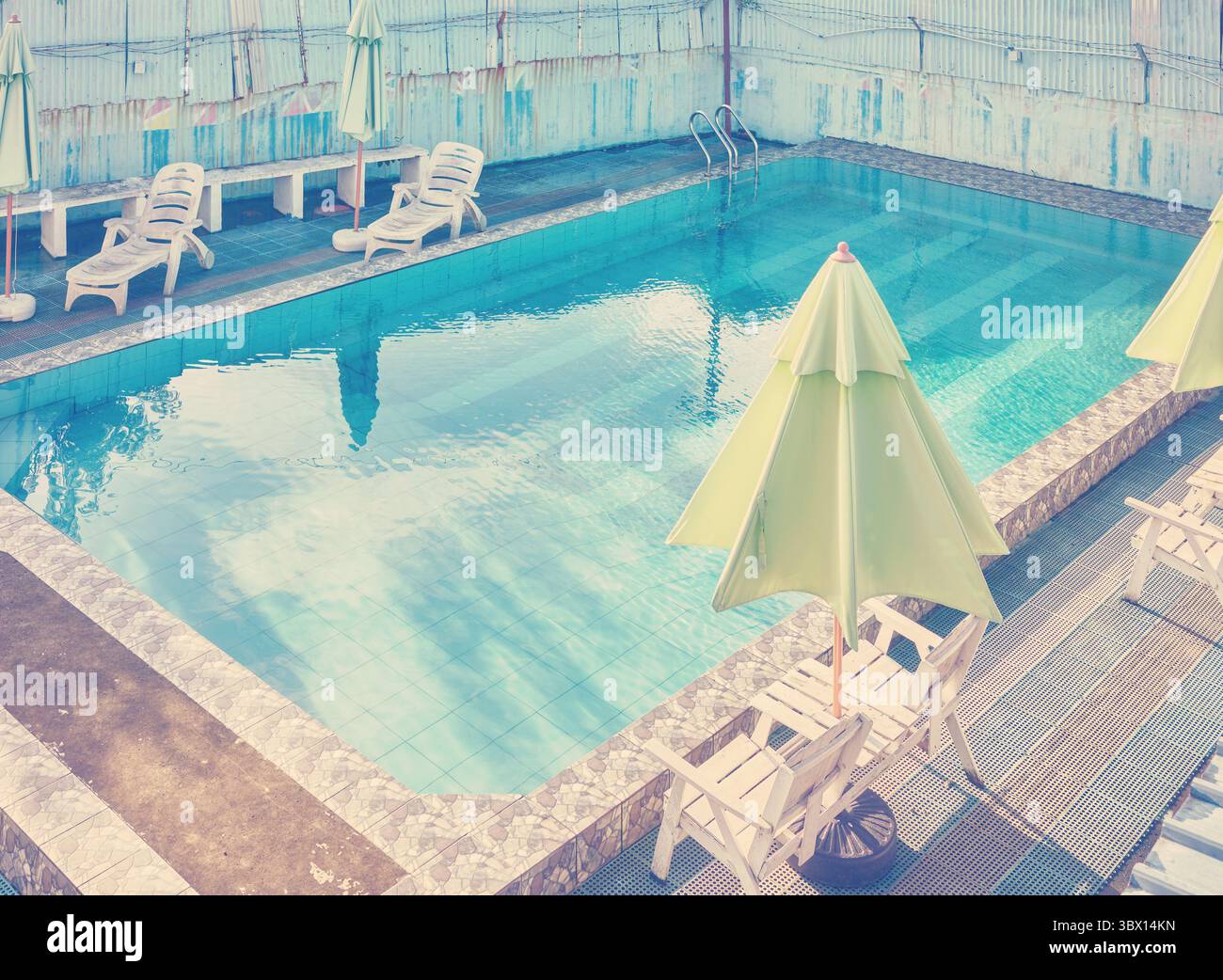 Una piscina trascurata del resort, applicata tonalita' di colore. Foto Stock