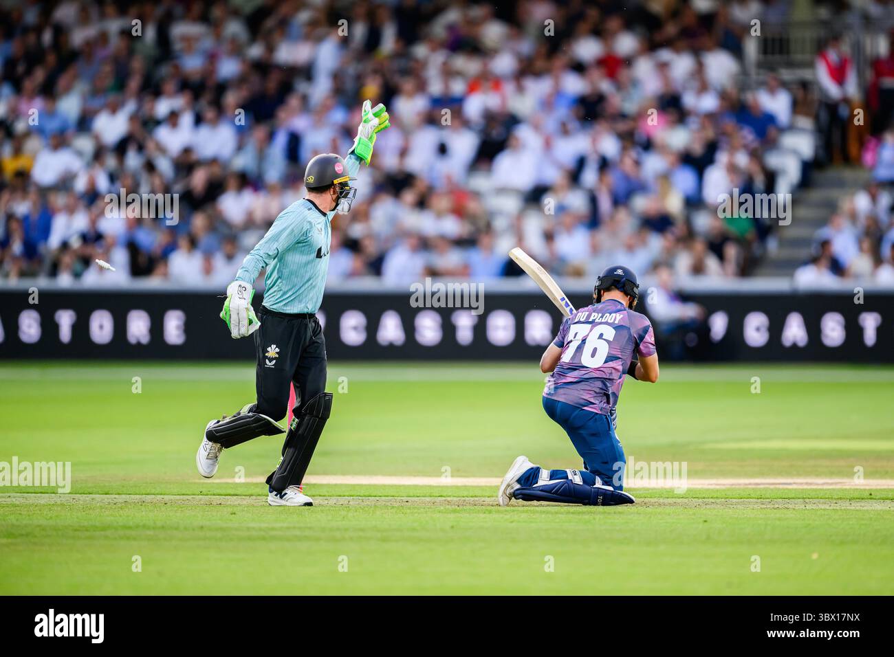 LONDRA, REGNO UNITO. 16 luglio: Dan Lawrence del Surrey Cricket Club (a sinistra) e Leus Du Plooy del Middlesex (a destra) in azione durante Vitality Blast Middlesex vs Surrey al Lord's Cricket Ground mercoledì 16 luglio 2025 a LONDRA, REGNO UNITO. Crediti: Taka Wu/Alamy Live News Foto Stock