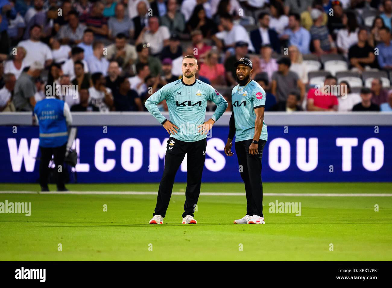 LONDRA, REGNO UNITO. 16 luglio: Will Jacks del Surrey Cricket Club (a sinistra) e Chris Jordan del Surrey Cricket (a destra) guardano durante Vitality Blast Middlesex vs Surrey al Lord's Cricket Ground mercoledì 16 luglio 2025 a LONDRA, REGNO UNITO. Crediti: Taka Wu/Alamy Live News Foto Stock