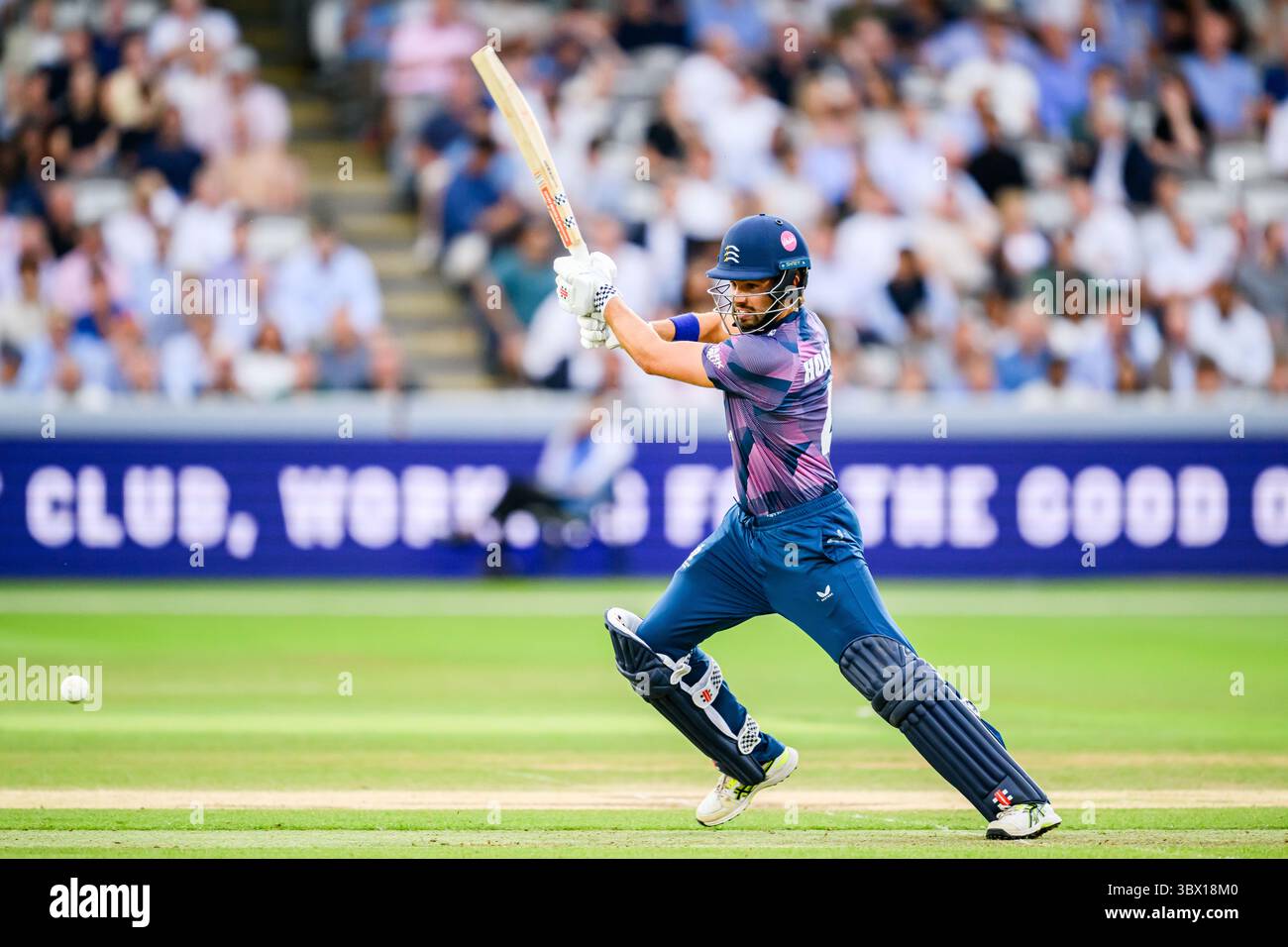 LONDRA, REGNO UNITO. 16 luglio: Max Holden di Middlesex in azione durante Vitality Blast Middlesex vs Surrey al Lord's Cricket Ground mercoledì 16 luglio 2025 a LONDRA, REGNO UNITO. Crediti: Taka Wu/Alamy Live News Foto Stock