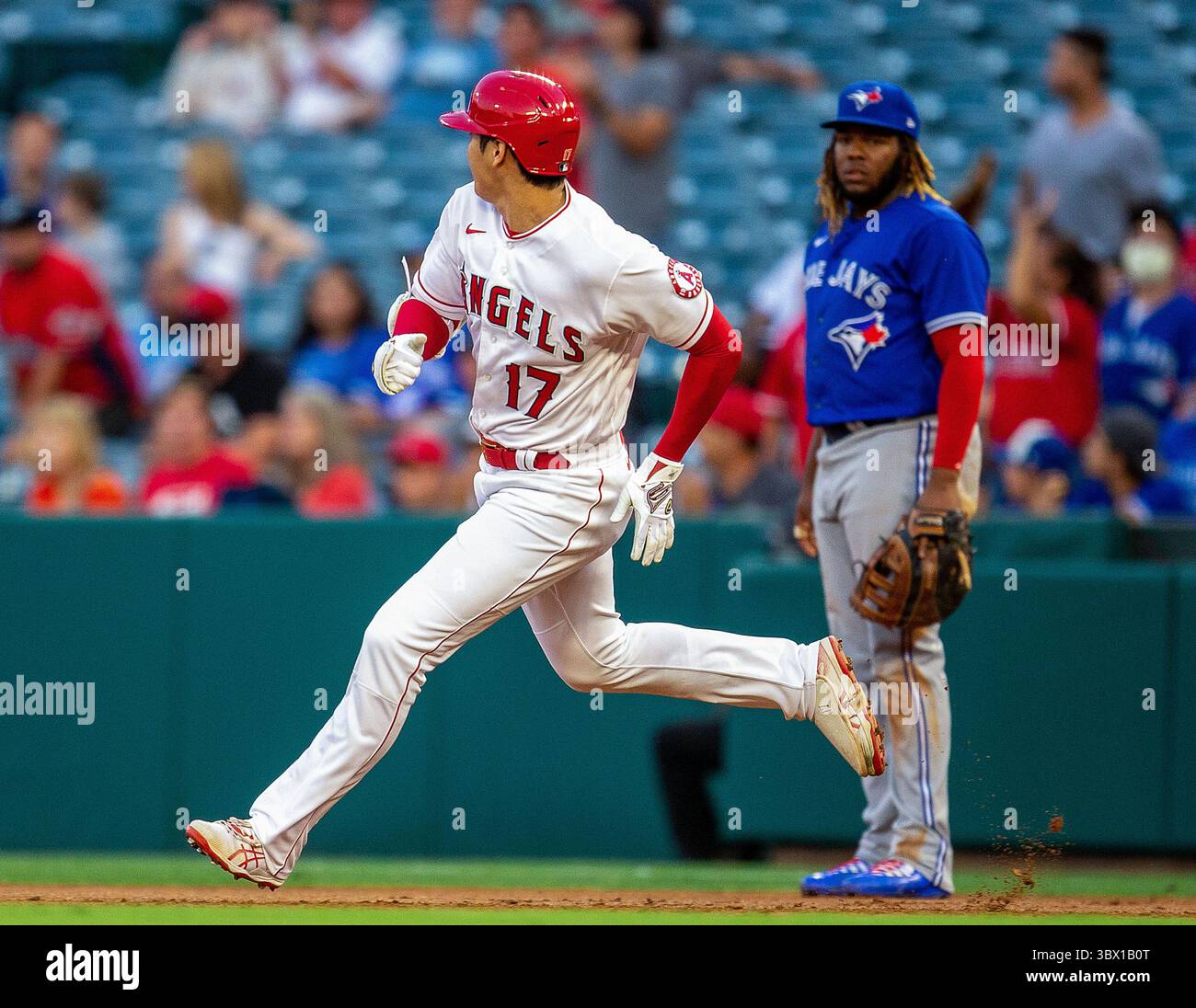 10 agosto 2021, Anaheim, California, USA: Shohei Ohtani n. 17 dei Los Angeles Angels durante la loro partita MLS con i Toronto Blue Jays martedì 10 agosto 2021 all'Angel Stadium di Anaheim, California. Gli Angels perdono contro i Blue Jays, 0-4. DOUGLAS CUELLAR/PI (immagine di credito: © Prensa Internacional via ZUMA Press Wire) Foto Stock