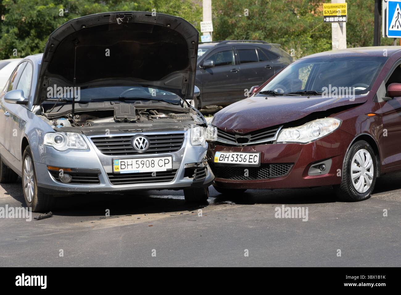 ODESSA, UCRAINA – 17 LUGLIO 2025: Incidente stradale. Due auto si sono scontrate a testa alta ad un incrocio. L'auto ha guidato fino all'incrocio, ha collidito con il traffico in arrivo Foto Stock