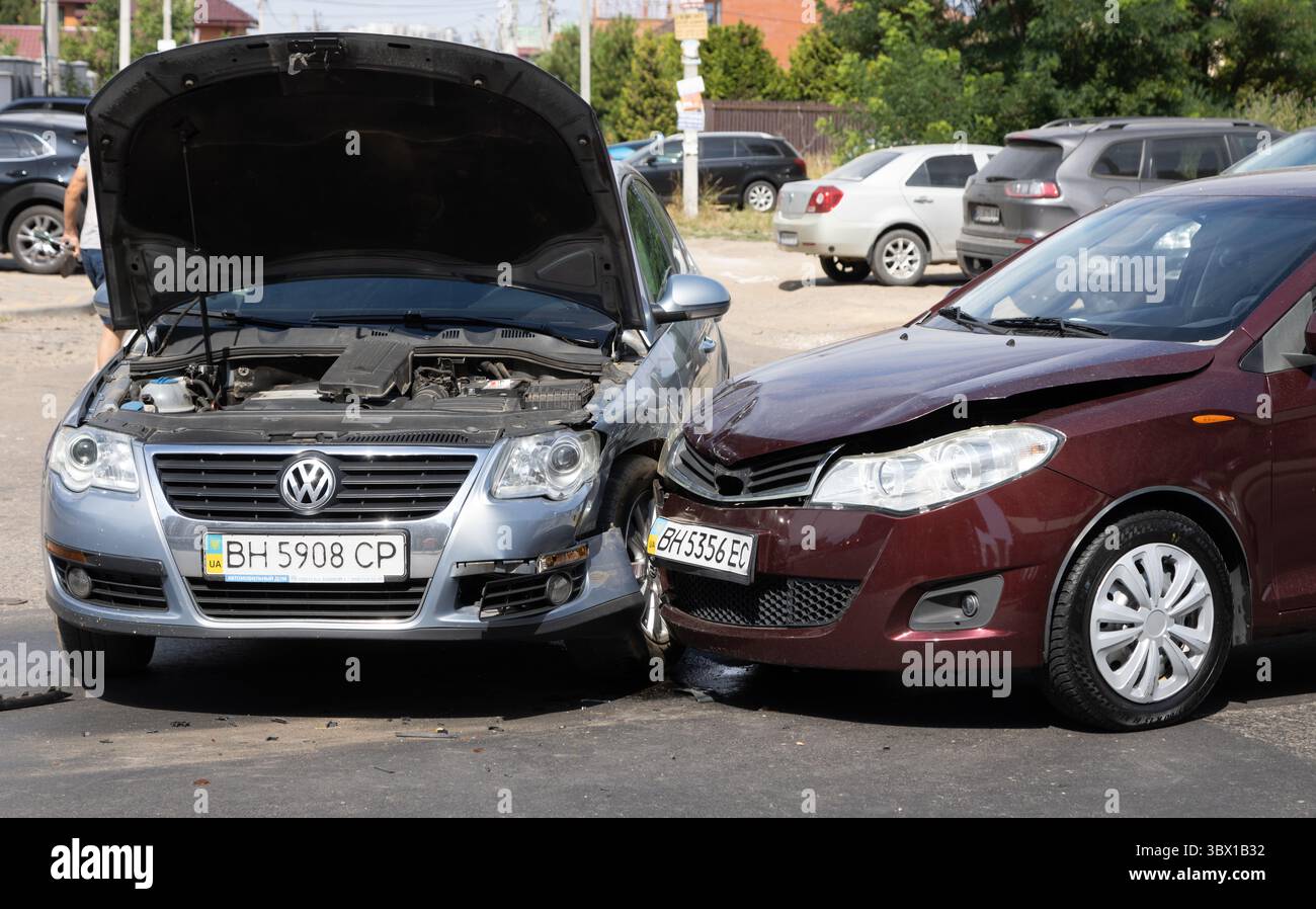 ODESSA, UCRAINA – 17 LUGLIO 2025: Incidente stradale. Due auto si sono scontrate a testa alta ad un incrocio. L'auto ha guidato fino all'incrocio, ha collidito con il traffico in arrivo Foto Stock