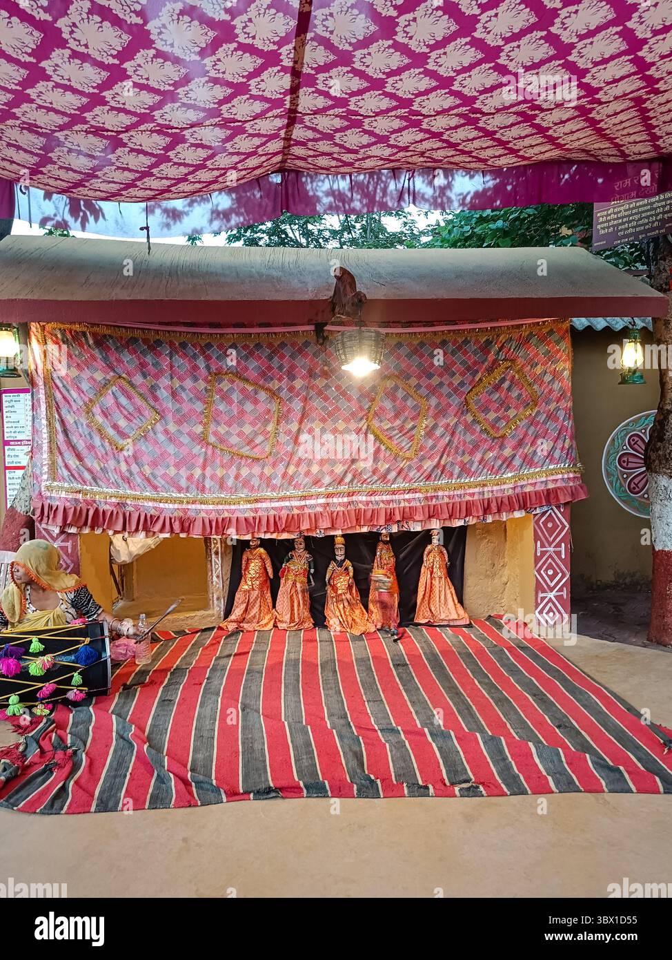 INDORE, MADHYA PRADESH, INDIA - 8 GIUGNO 2022: Kathputli è un teatro di marionette a corda nativo del Rajasthan, India Foto Stock