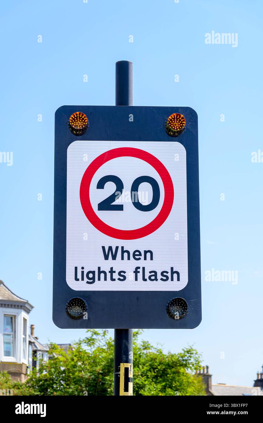 20 km/h quando le luci lampeggiano all'avvicinarsi di una scuola, Regno Unito Foto Stock