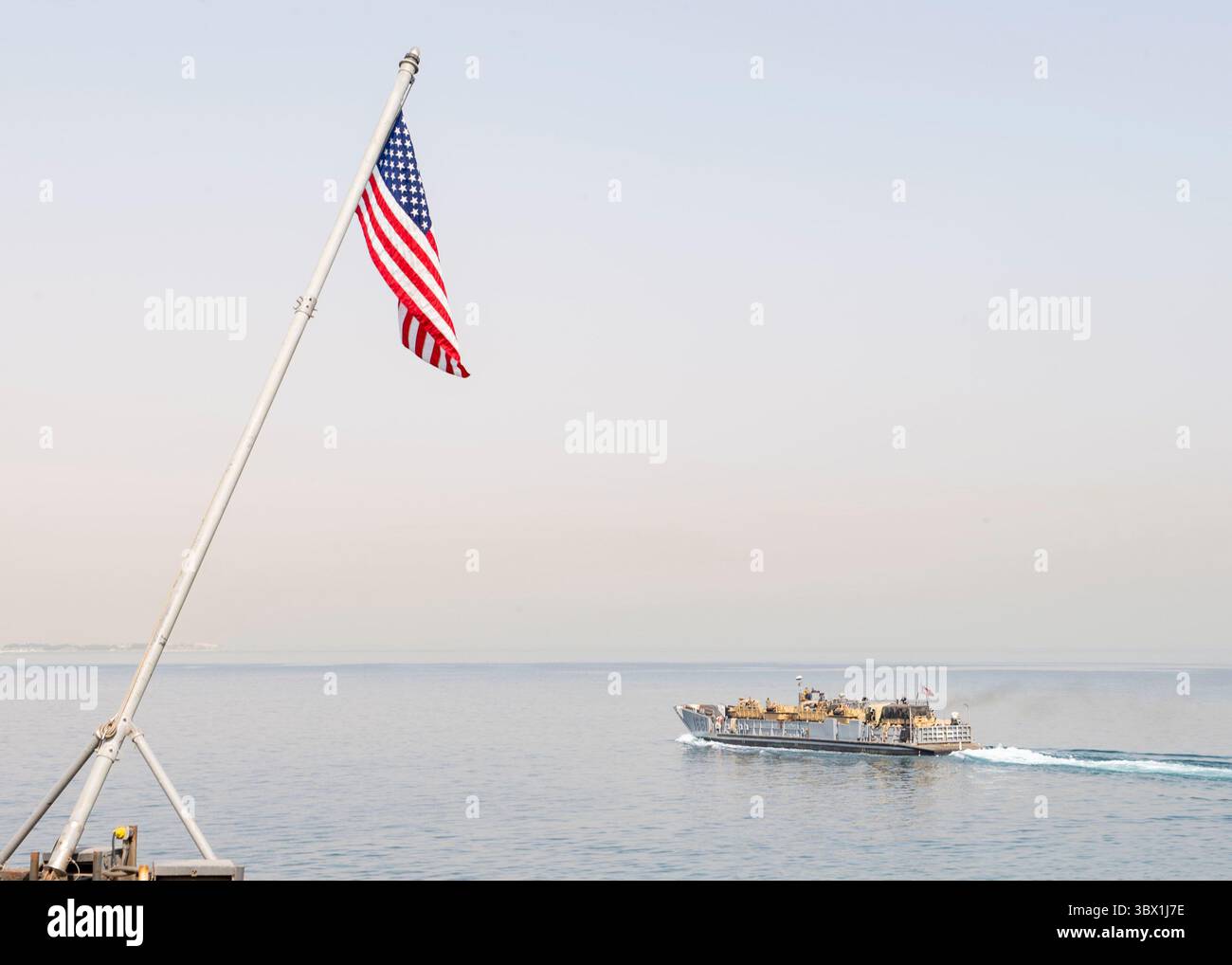 12 agosto 2021 - Golfo Persico - Landing Craft, Utility (LCU) 1661, attaccato all'Assault Craft Unit (ACU) 2, transita accanto alla nave da sbarco Harpers Ferry classe USS Carter Hall (LSD 50), non raffigurato, durante le operazioni LCU, 12 agosto. Carter Hall è schierato nell'area di operazioni della 5th Fleet degli Stati Uniti a sostegno delle operazioni navali per garantire la stabilità e la sicurezza marittima nella regione centrale, collegando il Mediterraneo e il Pacifico attraverso l'Oceano Indiano occidentale e tre punti strategici di strozzatura. (Foto di Mass Communication Specialist 3rd Class Sawyer Connally) (immagine di credito: © U.S. Navy Foto Stock