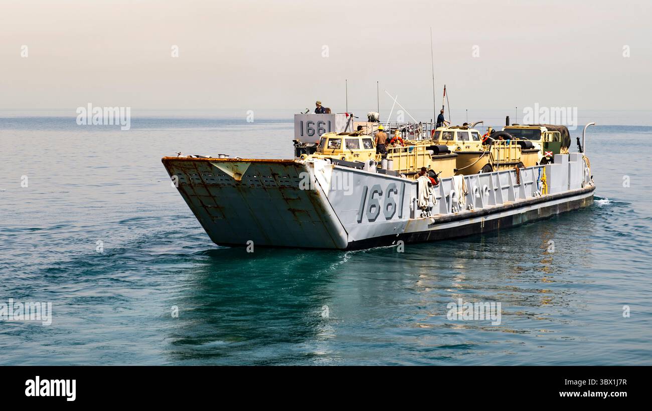 12 agosto 2021 - Golfo Persico - Landing Craft, Utility (LCU) 1661, attaccato all'Assault Craft Unit (ACU) 2, parte dal ponte del pozzo della nave da sbarco Harpers Ferry classe USS Carter Hall (LSD 50), non raffigurato, durante le operazioni LCU, 12 agosto 2021. Carter Hall è schierato nell'area di operazioni della 5th Fleet degli Stati Uniti a sostegno delle operazioni navali per garantire la stabilità e la sicurezza marittima nella regione centrale, collegando il Mediterraneo e il Pacifico attraverso l'Oceano Indiano occidentale e tre punti strategici di strozzatura. (Foto di Mass Communication Specialist 3rd Class Sawyer Connally) (Credit IMA Foto Stock