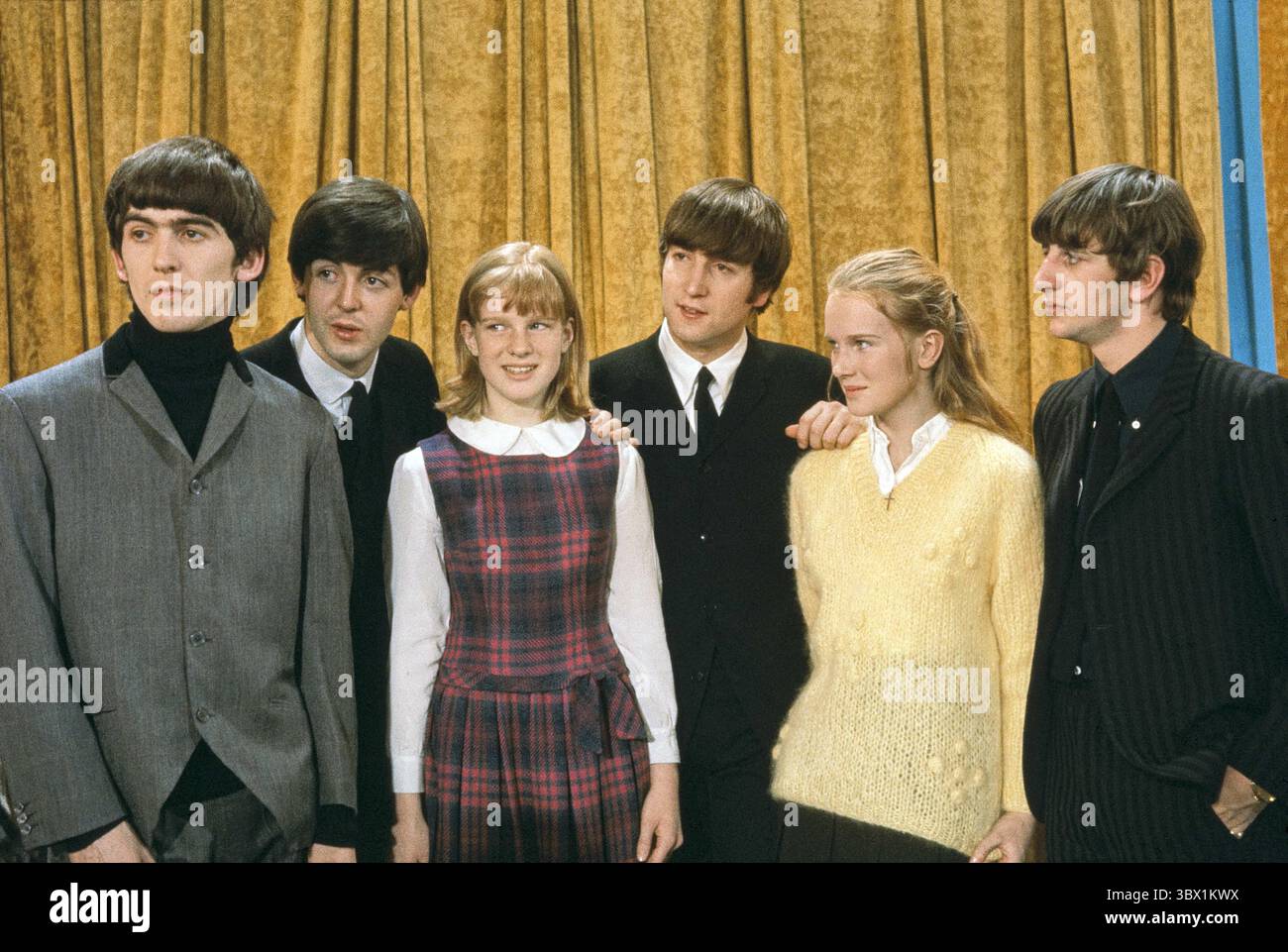 17 agosto 2020, New York City, New York, USA: English Rock Band The Beatles, From Left George Harrison, Paul McCartney, John Lennon, Ringo Starr con due giovani fan durante la loro apparizione nella serie televisiva The ed Sullivan Show, New York City, New York, USA, Bernard Gotfryd, febbraio 1964 (immagine di credito: © circa Images/Glasshouse via ZUMA Press Wire) Foto Stock