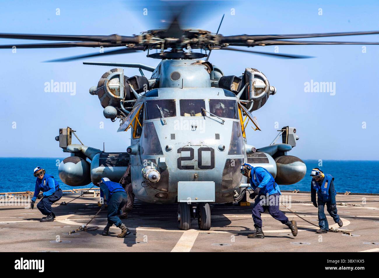 28 luglio 2021 - marinai assegnati alla nave da sbarco USS Carter Hall (LSD 50) cuneo e catena un elicottero CH-53E Sea Stallion collegato al Marine Medium Tiltrotor Squadron (VMM) 162 (rinforzato) durante le operazioni di volo di routine nel Golfo Arabo. Carter Hall è schierato nella zona di operazioni della 5th Fleet degli Stati Uniti a sostegno delle operazioni navali per garantire la stabilità e la sicurezza marittima nella regione centrale, collegando il Mar Mediterraneo e l'Oceano Pacifico attraverso l'Oceano Indiano occidentale e tre punti strategici di strozzatura. (Foto di Mass Communication Specialist 3rd Class Sawyer Connally) (Cre Foto Stock
