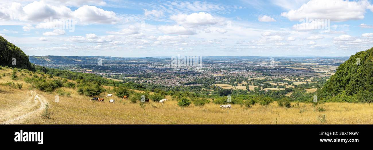 Una vista panoramica di Cheltenham vista dalla scarpa del Cotswold presso la Prestbury Hill Butterfly Reserve vicino a Cleeve Common, Gloucestershire UK Foto Stock