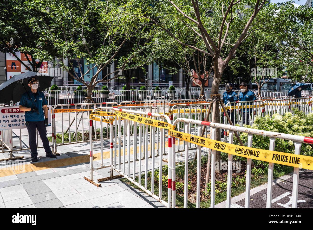 15 agosto 2021, Seoul, Corea del Sud: Un agente di polizia è in allerta lungo le recinzioni erette a Seoul. La polizia sudcoreana crea muri di autobus e posti di blocco per bloccare i manifestanti a Seoul. La Corea del Sud ha bandito le proteste in vista della giornata nazionale della liberazione, protestando contro la ripresa dell'epidemia di coronavirus causata da una manifestazione anti-governativa dello scorso agosto. (Immagine di credito: © Simon Shin/SOPA Images via ZUMA Press Wire) Foto Stock