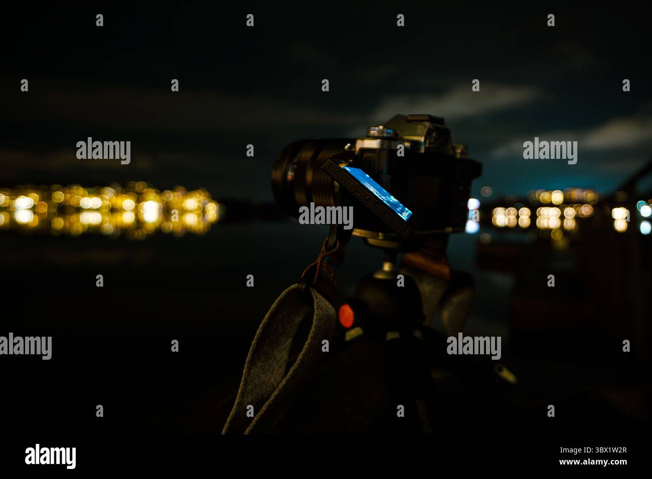 Primo piano di una fotocamera digitale su un cavalletto di notte Foto Stock