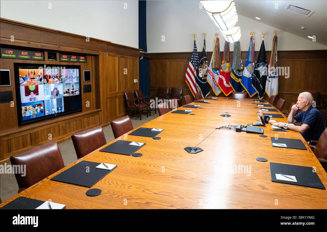 15 agosto 2021, Thurmont, Maryland, Stati Uniti: Il presidente degli Stati Uniti Joe Biden, Right, e il vicepresidente degli Stati Uniti Kamala Harris hanno incontrato la loro squadra di sicurezza nazionale e alti funzionari per ascoltare gli aggiornamenti sul ritiro del personale civile in Afghanistan, le evacuazioni dei richiedenti SIV e altri alleati afghani e la situazione della sicurezza in corso a Kabul domenica 15 agosto 2021. Il presidente ha partecipato da Camp David, il ritiro presidenziale vicino a Thurmont, Maryland (immagine di credito: © White House via CNP/CNP via ZUMA Press Wire) Foto Stock