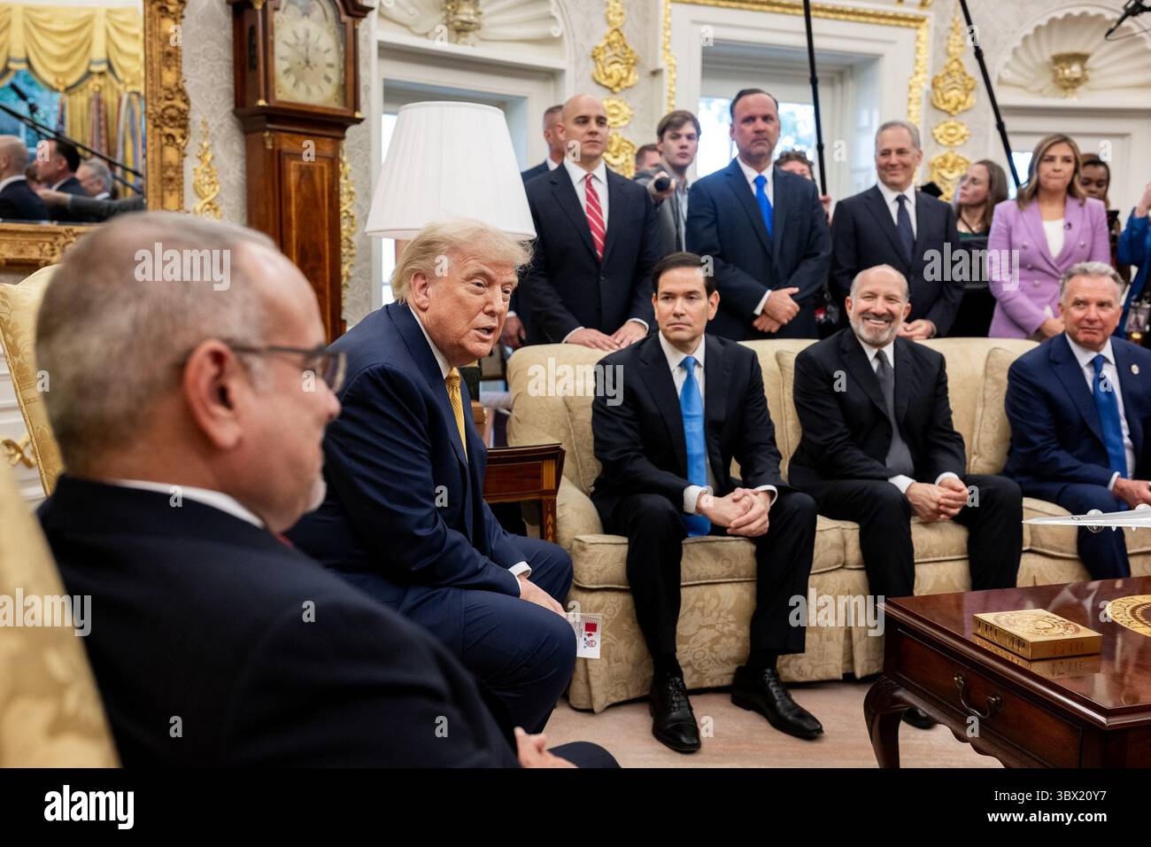 Il presidente Donald Trump ospita un incontro bilaterale con il principe Salman bin Hamad al Khalifa, primo ministro del Bahrein, mercoledì 16 luglio 2025, presso l'Ufficio ovale. (Foto ufficiale della Casa Bianca di Daniel Torok) Foto Stock