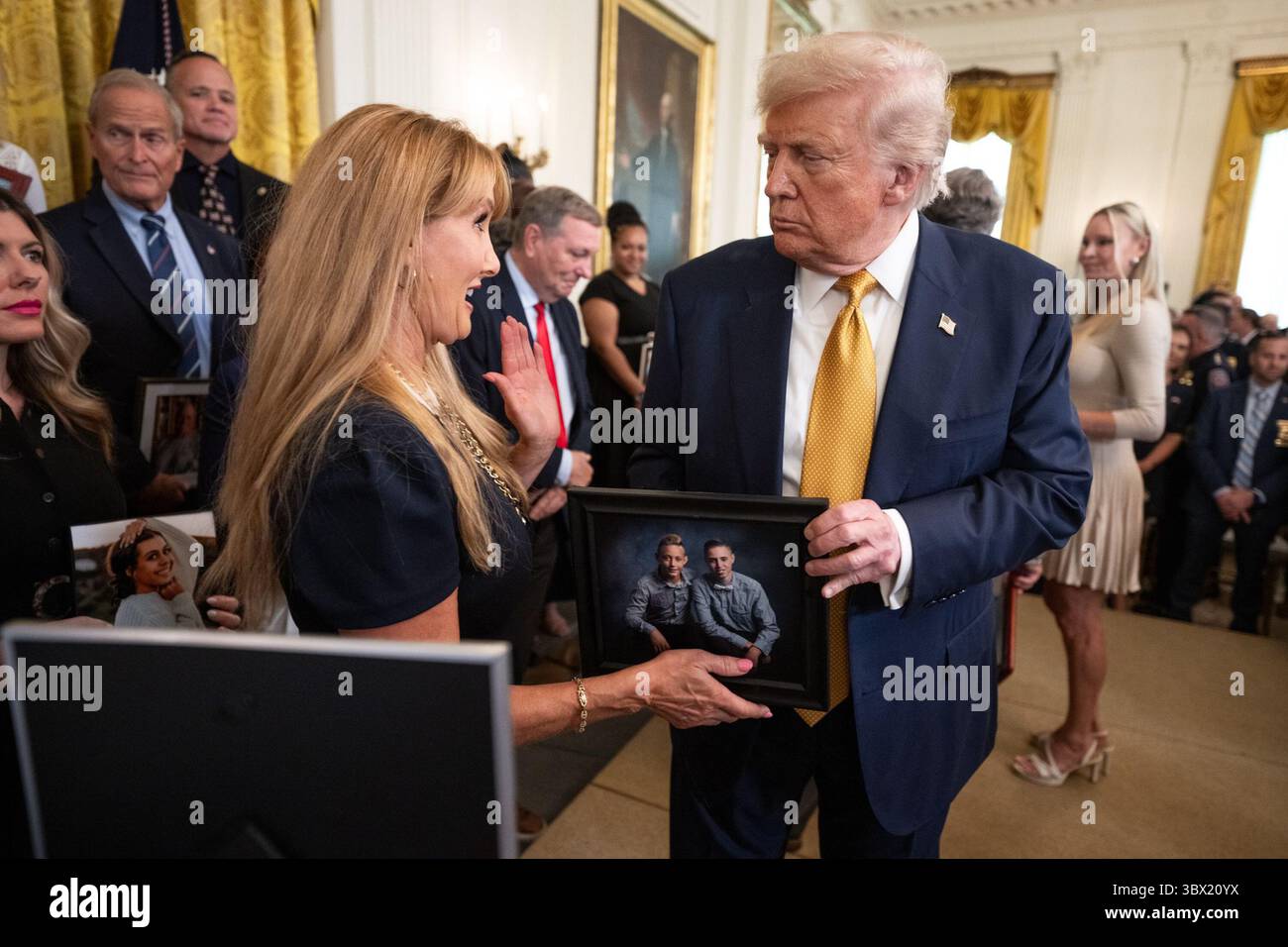 Il presidente Donald Trump parla con i membri del gruppo Angel Families durante una cerimonia della Casa Bianca che riconosce le famiglie che hanno perso i propri cari a causa di overdose di droga e la cerimonia coincide con la firma della legge HALT Fentanyl. 16 luglio 2025. Washington, DC, immagine gentilmente concessa dalla Casa Bianca. Foto Stock