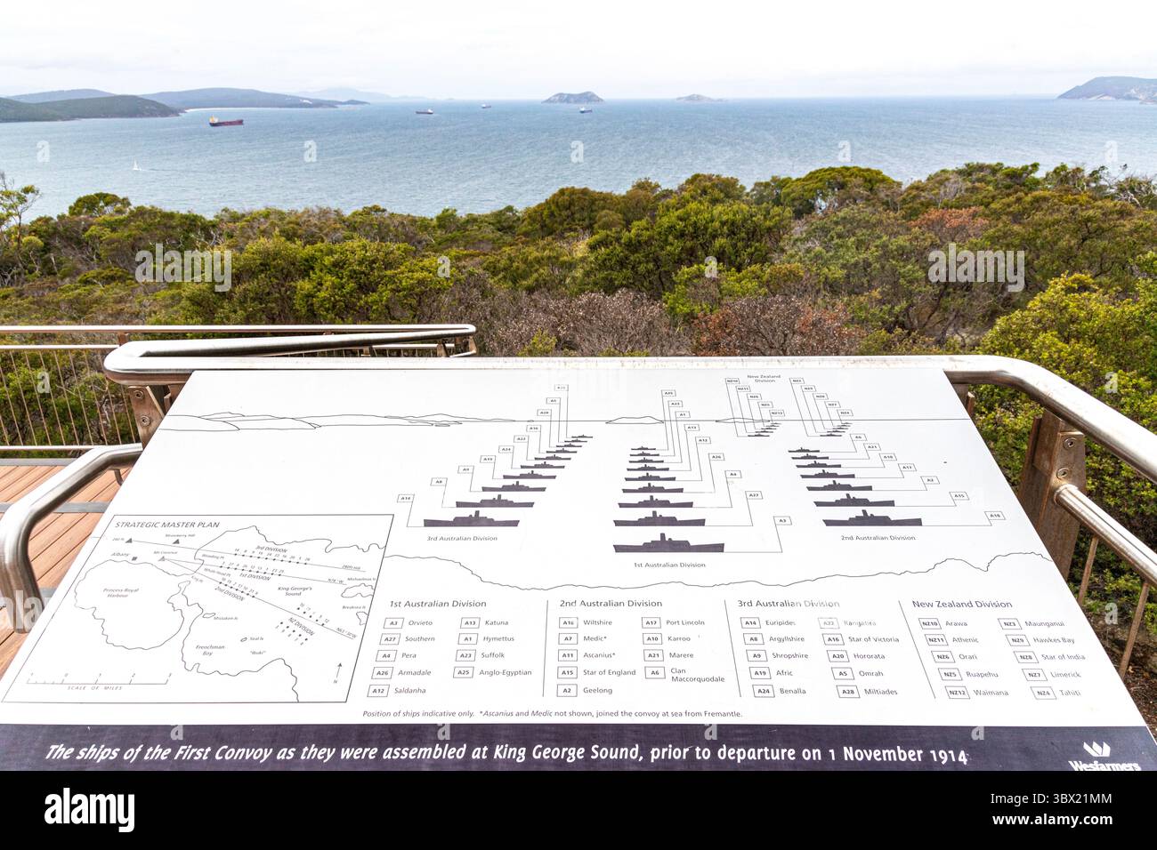 Il punto panoramico del convoglio si affaccia sullo stretto di King George presso il National Anzac Centre di Mount Clarence nella Contea di Danimarca, Great Southern Foto Stock